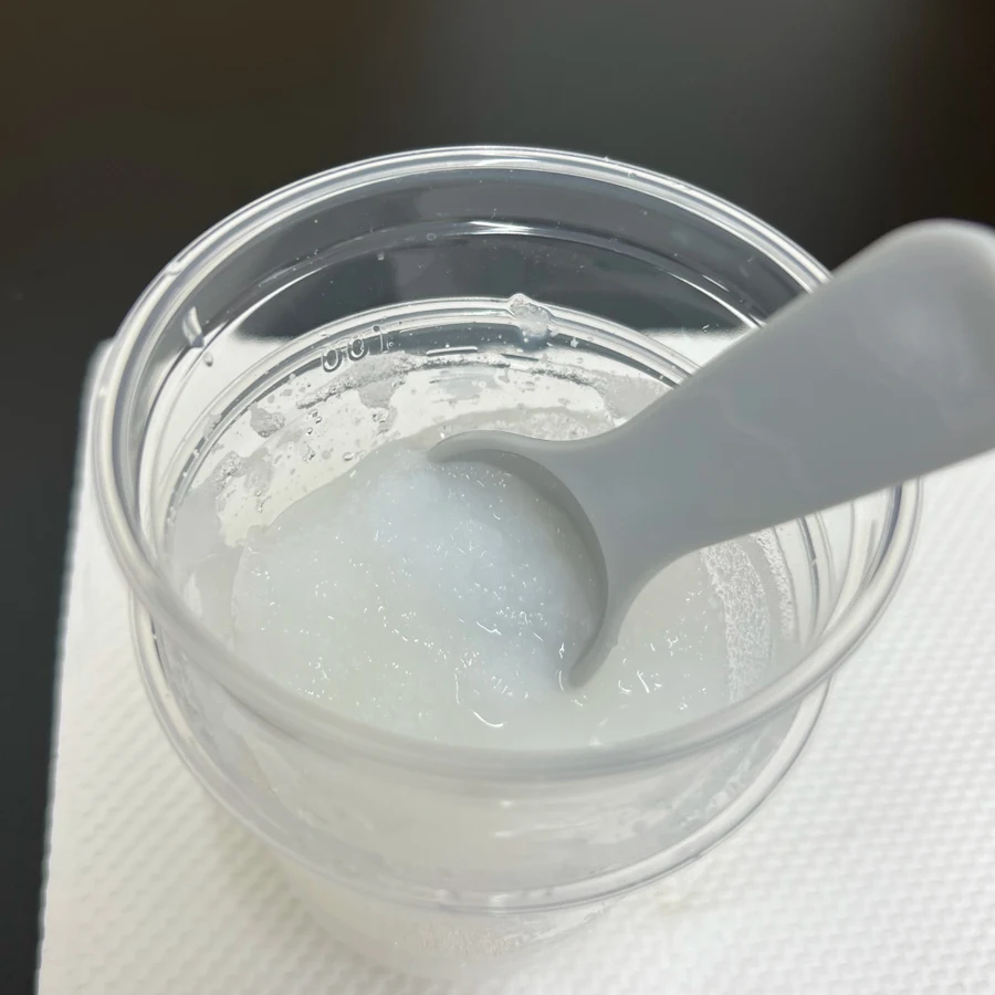 アイススラリーを飲料カップに注いだ状態 - 微細な氷が混ざった流動性の飲める氷